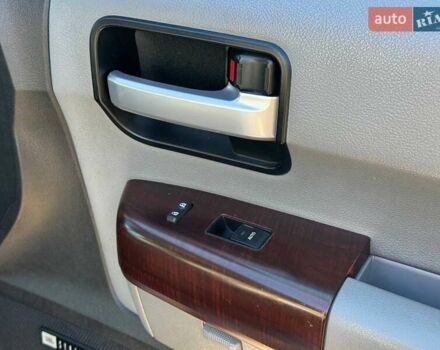 Серый Тойота Секвойя, объемом двигателя 5.66 л и пробегом 220 тыс. км за 32000 $, фото 43 на Automoto.ua