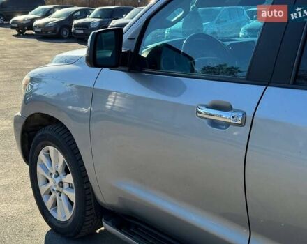 Серый Тойота Секвойя, объемом двигателя 5.66 л и пробегом 220 тыс. км за 32000 $, фото 18 на Automoto.ua