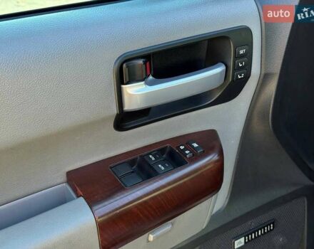 Серый Тойота Секвойя, объемом двигателя 5.66 л и пробегом 220 тыс. км за 32000 $, фото 21 на Automoto.ua