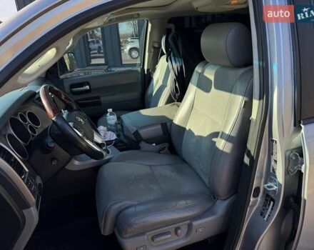 Серый Тойота Секвойя, объемом двигателя 5.66 л и пробегом 220 тыс. км за 32000 $, фото 23 на Automoto.ua