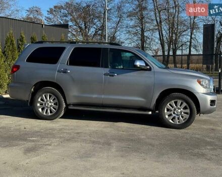Серый Тойота Секвойя, объемом двигателя 5.66 л и пробегом 220 тыс. км за 32000 $, фото 2 на Automoto.ua