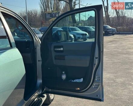 Серый Тойота Секвойя, объемом двигателя 5.66 л и пробегом 220 тыс. км за 32000 $, фото 45 на Automoto.ua