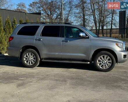 Серый Тойота Секвойя, объемом двигателя 5.66 л и пробегом 220 тыс. км за 32000 $, фото 1 на Automoto.ua