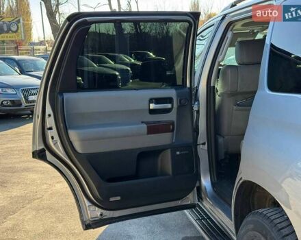 Серый Тойота Секвойя, объемом двигателя 5.66 л и пробегом 220 тыс. км за 32000 $, фото 31 на Automoto.ua