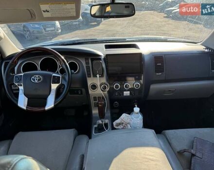Серый Тойота Секвойя, объемом двигателя 5.66 л и пробегом 220 тыс. км за 32000 $, фото 32 на Automoto.ua