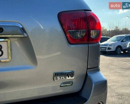 Серый Тойота Секвойя, объемом двигателя 5.66 л и пробегом 220 тыс. км за 32000 $, фото 37 на Automoto.ua