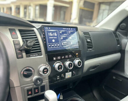 Серый Тойота Секвойя, объемом двигателя 5.69 л и пробегом 208 тыс. км за 30000 $, фото 14 на Automoto.ua