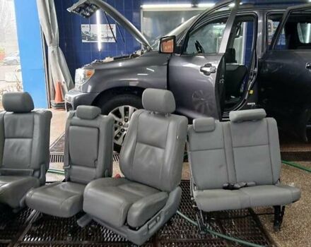 Серый Тойота Секвойя, объемом двигателя 5.7 л и пробегом 171 тыс. км за 32500 $, фото 45 на Automoto.ua