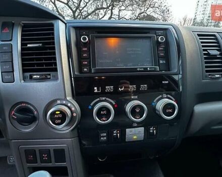 Серый Тойота Секвойя, объемом двигателя 5.7 л и пробегом 171 тыс. км за 32500 $, фото 23 на Automoto.ua