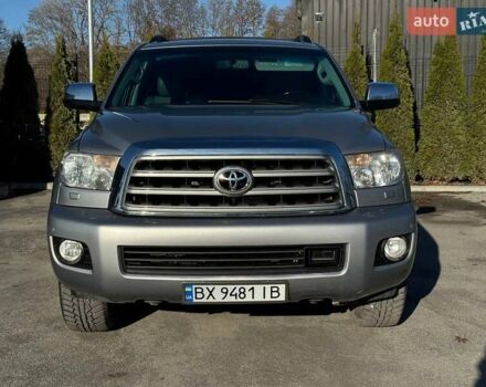 Серый Тойота Секвойя, объемом двигателя 5.66 л и пробегом 220 тыс. км за 32000 $, фото 4 на Automoto.ua