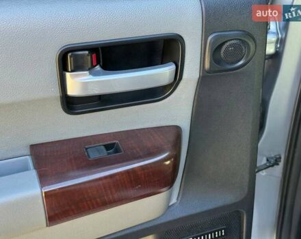 Серый Тойота Секвойя, объемом двигателя 5.66 л и пробегом 220 тыс. км за 32000 $, фото 30 на Automoto.ua