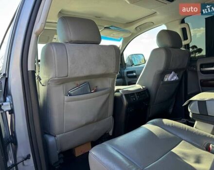 Серый Тойота Секвойя, объемом двигателя 5.66 л и пробегом 220 тыс. км за 32000 $, фото 28 на Automoto.ua