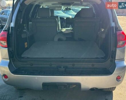 Серый Тойота Секвойя, объемом двигателя 5.66 л и пробегом 220 тыс. км за 32000 $, фото 10 на Automoto.ua
