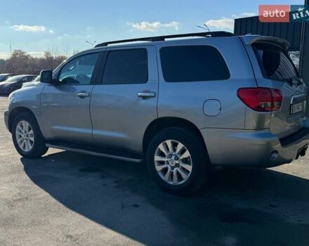 Серый Тойота Секвойя, объемом двигателя 5.66 л и пробегом 220 тыс. км за 32000 $, фото 6 на Automoto.ua