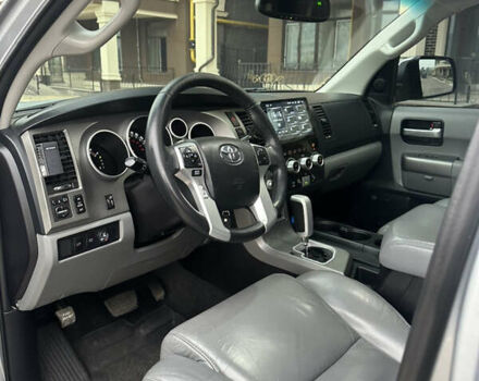 Серый Тойота Секвойя, объемом двигателя 5.69 л и пробегом 208 тыс. км за 30000 $, фото 13 на Automoto.ua