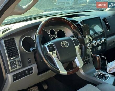 Серый Тойота Секвойя, объемом двигателя 5.66 л и пробегом 220 тыс. км за 32000 $, фото 20 на Automoto.ua