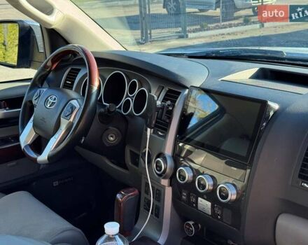 Серый Тойота Секвойя, объемом двигателя 5.66 л и пробегом 220 тыс. км за 32000 $, фото 40 на Automoto.ua