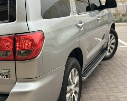 Серый Тойота Секвойя, объемом двигателя 5.69 л и пробегом 208 тыс. км за 30000 $, фото 5 на Automoto.ua