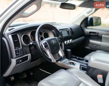 Серый Тойота Секвойя, объемом двигателя 5.66 л и пробегом 160 тыс. км за 32999 $, фото 13 на Automoto.ua