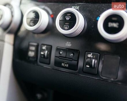 Серый Тойота Секвойя, объемом двигателя 5.66 л и пробегом 160 тыс. км за 32999 $, фото 19 на Automoto.ua