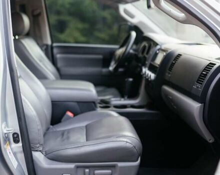 Серый Тойота Секвойя, объемом двигателя 5.66 л и пробегом 160 тыс. км за 32999 $, фото 15 на Automoto.ua