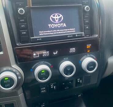 Серый Тойота Секвойя, объемом двигателя 5.7 л и пробегом 189 тыс. км за 34999 $, фото 11 на Automoto.ua