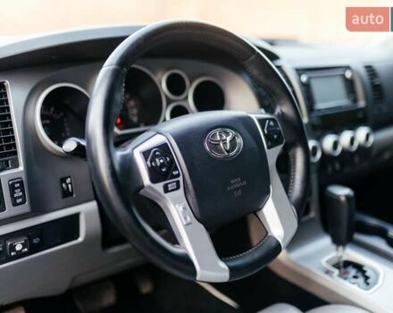 Серый Тойота Секвойя, объемом двигателя 5.66 л и пробегом 160 тыс. км за 32999 $, фото 8 на Automoto.ua