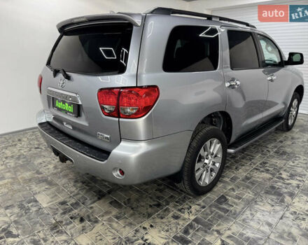 Серый Тойота Секвойя, объемом двигателя 5.66 л и пробегом 230 тыс. км за 26900 $, фото 3 на Automoto.ua