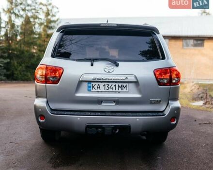 Серый Тойота Секвойя, объемом двигателя 5.66 л и пробегом 160 тыс. км за 32999 $, фото 2 на Automoto.ua