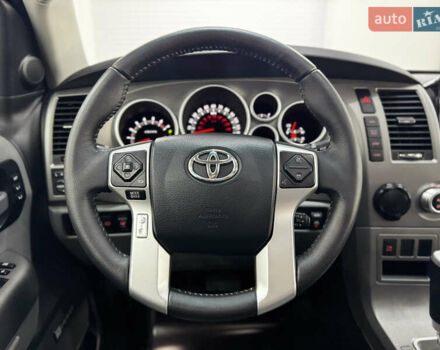 Серый Тойота Секвойя, объемом двигателя 5.66 л и пробегом 230 тыс. км за 26900 $, фото 8 на Automoto.ua