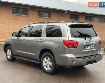 Серый Тойота Секвойя, объемом двигателя 5.7 л и пробегом 171 тыс. км за 32900 $, фото 3 на Automoto.ua