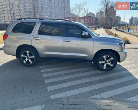 Серый Тойота Секвойя, объемом двигателя 5.7 л и пробегом 189 тыс. км за 34999 $, фото 5 на Automoto.ua
