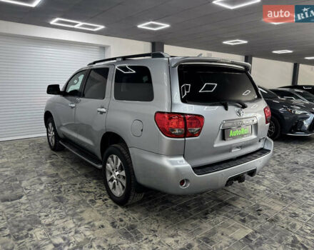 Серый Тойота Секвойя, объемом двигателя 5.66 л и пробегом 230 тыс. км за 26900 $, фото 5 на Automoto.ua