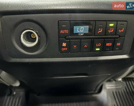 Серый Тойота Секвойя, объемом двигателя 5.66 л и пробегом 230 тыс. км за 26900 $, фото 13 на Automoto.ua