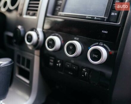 Серый Тойота Секвойя, объемом двигателя 5.66 л и пробегом 160 тыс. км за 32999 $, фото 14 на Automoto.ua