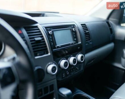 Серый Тойота Секвойя, объемом двигателя 5.66 л и пробегом 160 тыс. км за 32999 $, фото 9 на Automoto.ua