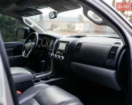 Серый Тойота Секвойя, объемом двигателя 5.66 л и пробегом 160 тыс. км за 32999 $, фото 21 на Automoto.ua