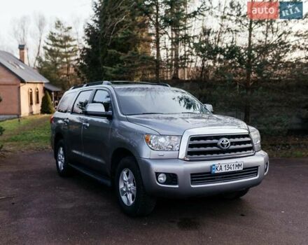 Серый Тойота Секвойя, объемом двигателя 5.66 л и пробегом 160 тыс. км за 32999 $, фото 5 на Automoto.ua