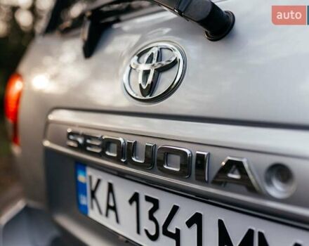 Серый Тойота Секвойя, объемом двигателя 5.66 л и пробегом 160 тыс. км за 32999 $, фото 7 на Automoto.ua