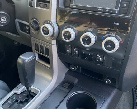 Серый Тойота Секвойя, объемом двигателя 5.7 л и пробегом 189 тыс. км за 34999 $, фото 21 на Automoto.ua