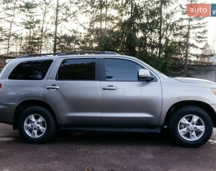 Серый Тойота Секвойя, объемом двигателя 5.66 л и пробегом 160 тыс. км за 32999 $, фото 6 на Automoto.ua