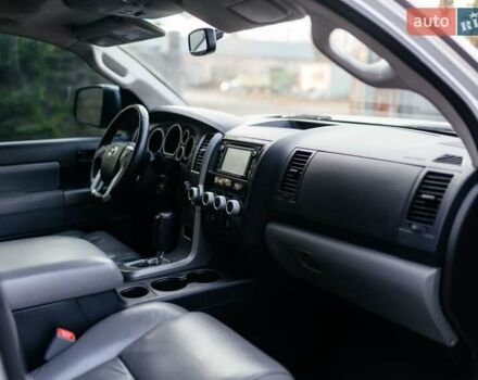 Серый Тойота Секвойя, объемом двигателя 5.66 л и пробегом 160 тыс. км за 32999 $, фото 16 на Automoto.ua