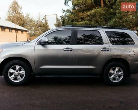 Серый Тойота Секвойя, объемом двигателя 5.66 л и пробегом 160 тыс. км за 32999 $, фото 1 на Automoto.ua