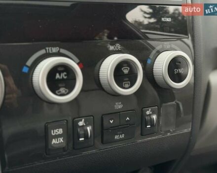 Серый Тойота Секвойя, объемом двигателя 5.7 л и пробегом 171 тыс. км за 32900 $, фото 29 на Automoto.ua