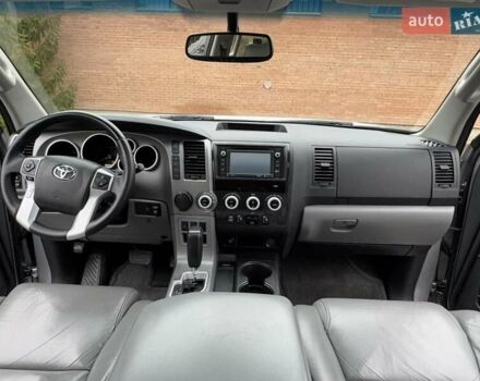 Серый Тойота Секвойя, объемом двигателя 5.7 л и пробегом 171 тыс. км за 32900 $, фото 28 на Automoto.ua