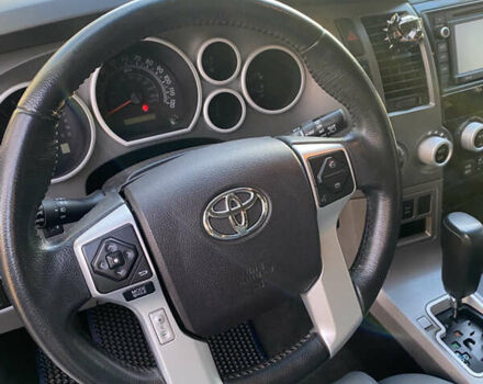 Серый Тойота Секвойя, объемом двигателя 5.7 л и пробегом 189 тыс. км за 34999 $, фото 13 на Automoto.ua