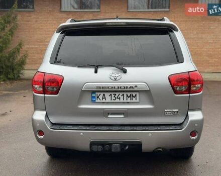 Серый Тойота Секвойя, объемом двигателя 5.7 л и пробегом 171 тыс. км за 32900 $, фото 4 на Automoto.ua