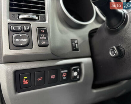 Серый Тойота Секвойя, объемом двигателя 5.66 л и пробегом 230 тыс. км за 26900 $, фото 15 на Automoto.ua