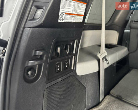 Серый Тойота Секвойя, объемом двигателя 5.66 л и пробегом 230 тыс. км за 26900 $, фото 20 на Automoto.ua