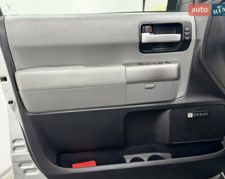 Серый Тойота Секвойя, объемом двигателя 5.66 л и пробегом 230 тыс. км за 26900 $, фото 16 на Automoto.ua